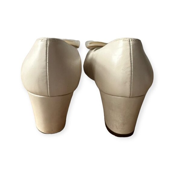 Vintage Palter DeLiso Mod Cream Leather Pumps with Buckle, Size 6 1/2B - Picture 9 of 13